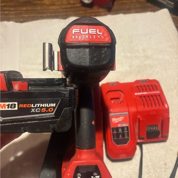 Milwaukee Red Cordless 16ga finish Nail Gun Kit - Picture 6 of 6